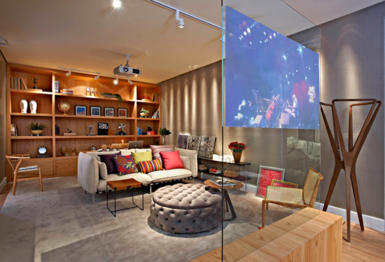 Sala de TV com painel de vidro - Laguna