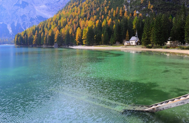 Por que visitar o Lago di Braies na Itália? - Construtora Laguna