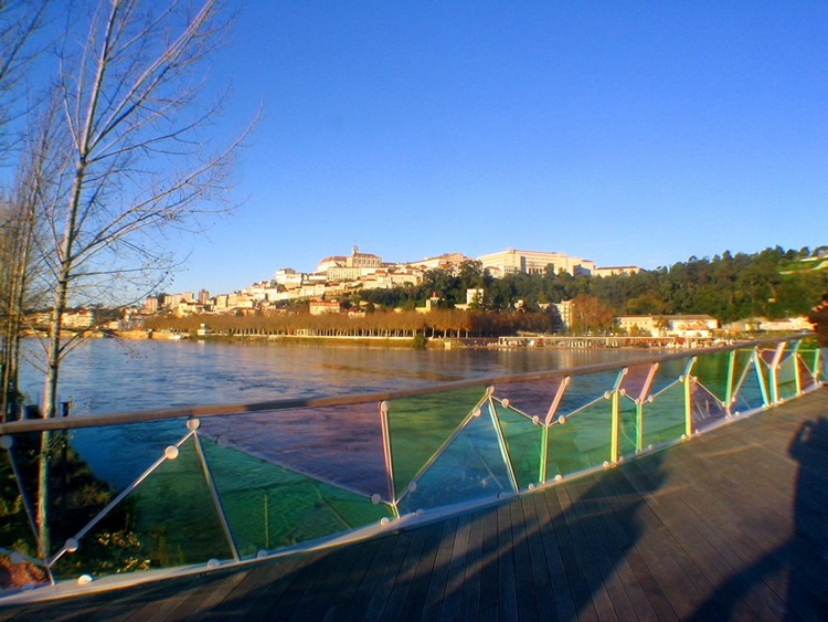 Conheça 6 das passarelas de pedestres mais impressionantes do mundo - Portugal - Construtora Laguna
