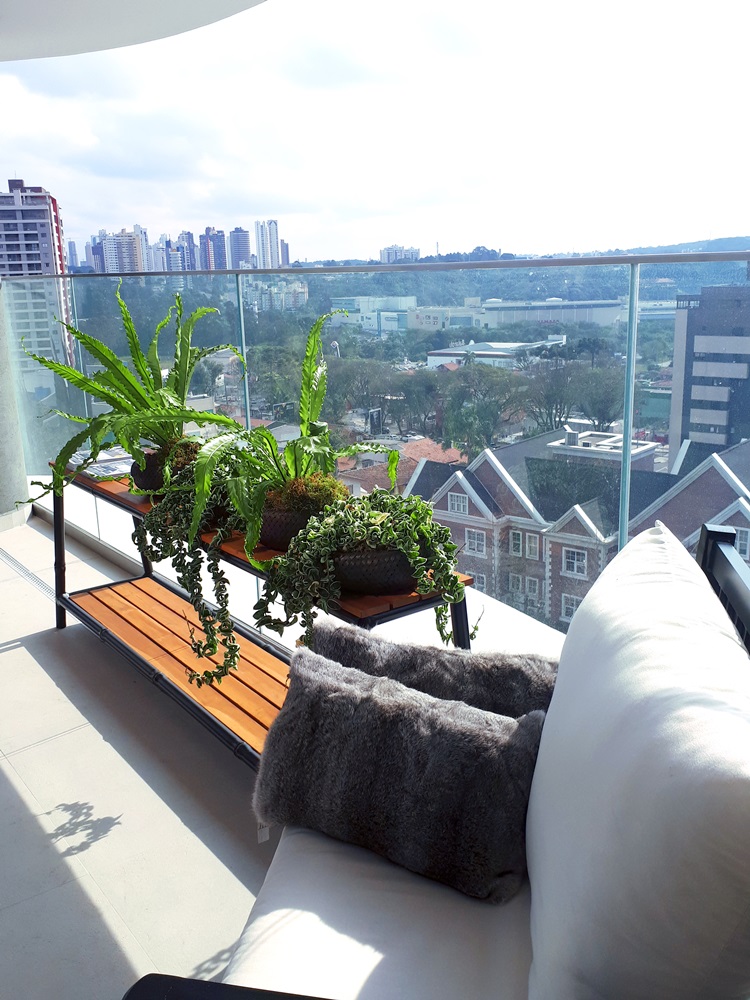 Laguna recebe convidados em apartamento decorado no MAI Home - Varanda - Construtora Laguna