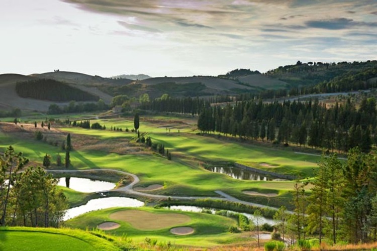 Vila medieval é transformada em resort sustentável na Toscana - Campo de golfe - Construtora Laguna
