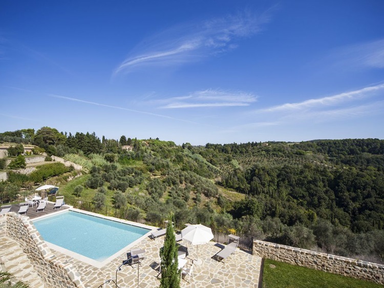 Vila medieval é transformada em resort sustentável na Toscana - Piscina - Construtora Laguna