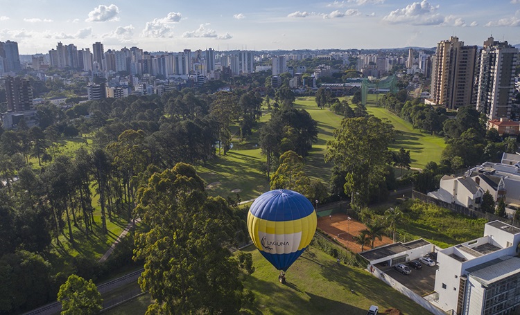 Cabral visto do alto, Laguna promove voo de balão para convidados - Construtora Laguna