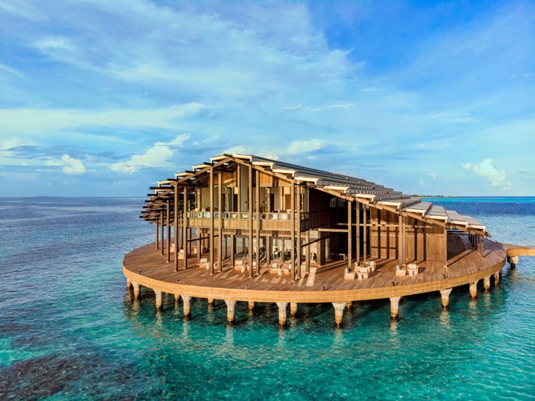Placas fotovoltaicas são evidenciadas em arquitetura de novo resort nas Maldivas - Construtora Laguna