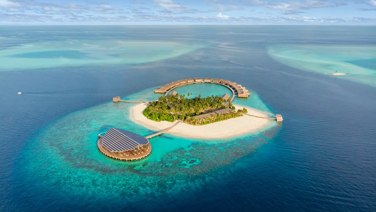 Placas fotovoltaicas são evidenciadas em arquitetura de novo resort sustentável nas Maldivas - Construtora Laguna