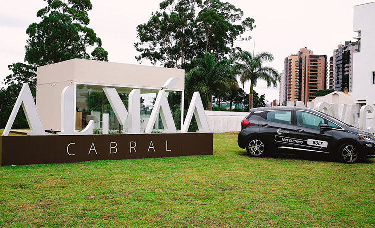 Primeiro Chevrolet Bolt EV circula em Curitiba - Construtora Laguna