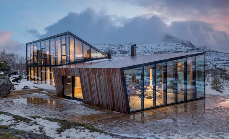 Fiordes noruegueses são destacados em contemporânea residência de vidro - Construtora Laguna