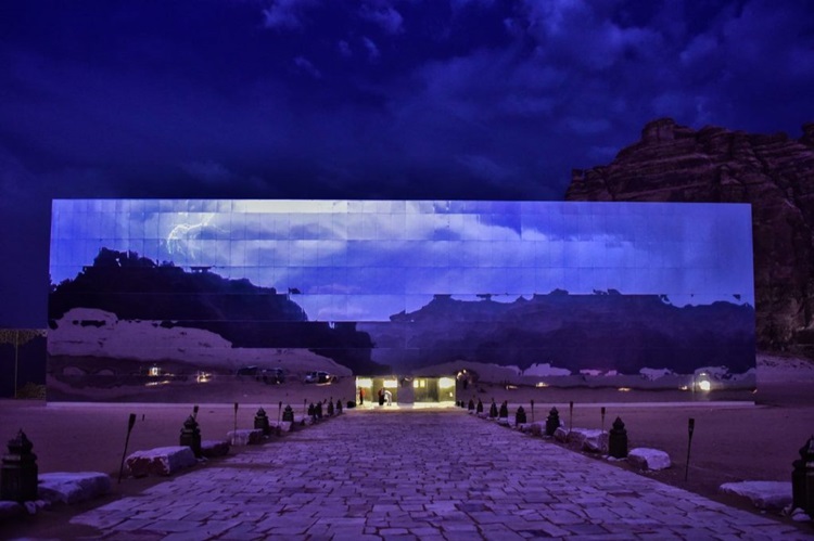 Beleza de deserto na Arábia Saudita é evidenciada por teatro revestido de espelhos - Construtora Laguna