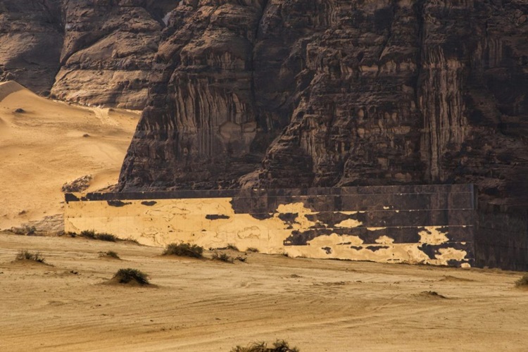 Beleza do deserto é evidenciada por teatro revestido de espelhos - Construtora Laguna
