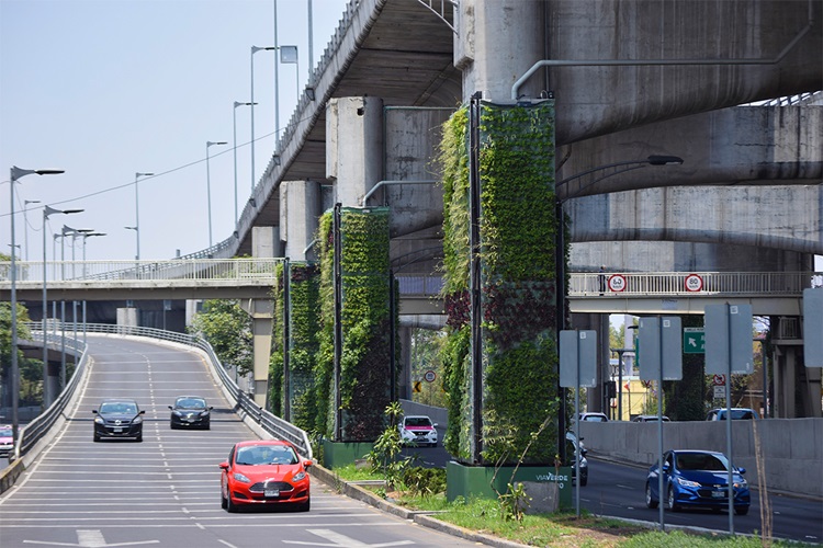 Colunas de viaduto viram jardins verticais no México - Construtora Laguna