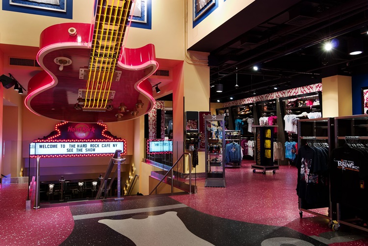 Em plena Times Square, a unidade do Hard Rock Cafe em New York é destino obrigatório para os amantes do rock'n'roll - Construtora Laguna