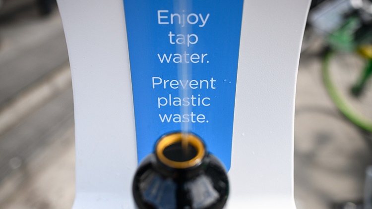 Para reduzir o uso de garrafas plásticas, Londres instala bebedouros pela cidade - Construtora Laguna