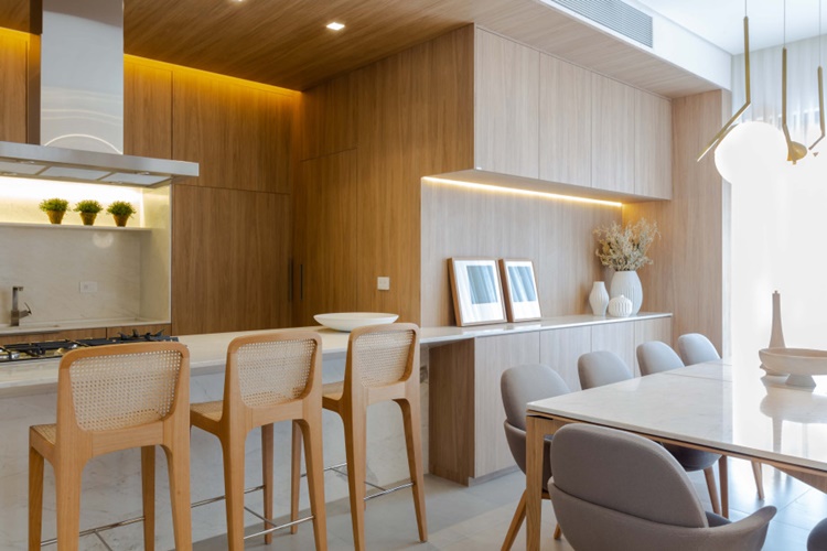 Aposte em revestimentos de madeira nas paredes para um espaço mais aconchegante - Construtora Laguna 