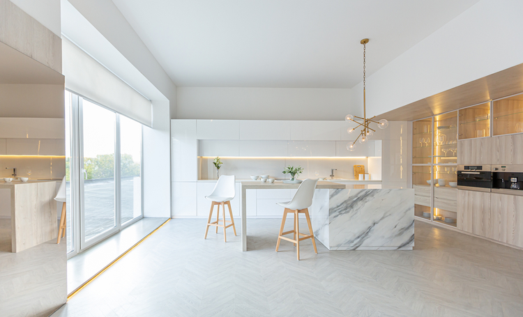 Cozinha ampla com minimalismo na arquitetura
