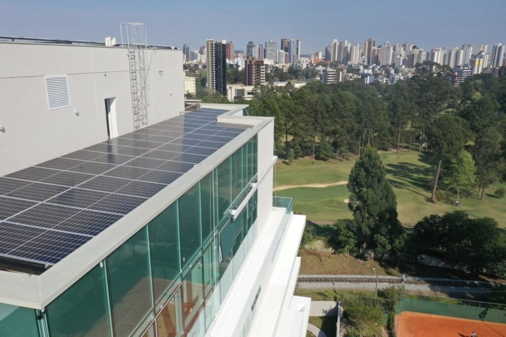 Visão dos painéis solares do empreendimento ALMÁA Cabral