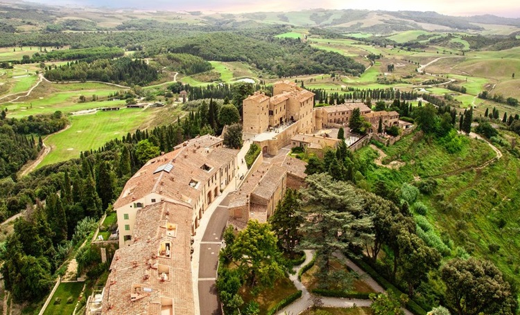 Vila medieval é transformada em resort sustentável na Toscana - Castelfalfi - Construtora Laguna