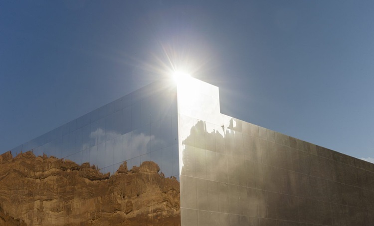 Beleza de deserto na Arábia Saudita é evidenciada por construção revestida de espelhos - Construtora Laguna