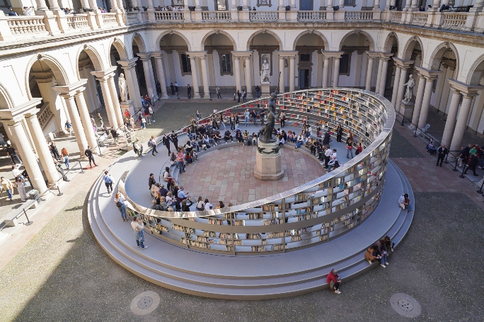 “Library of Light”, por Es Devil para o Salone del Mobile.Milano | Foto: Israel Oliveira